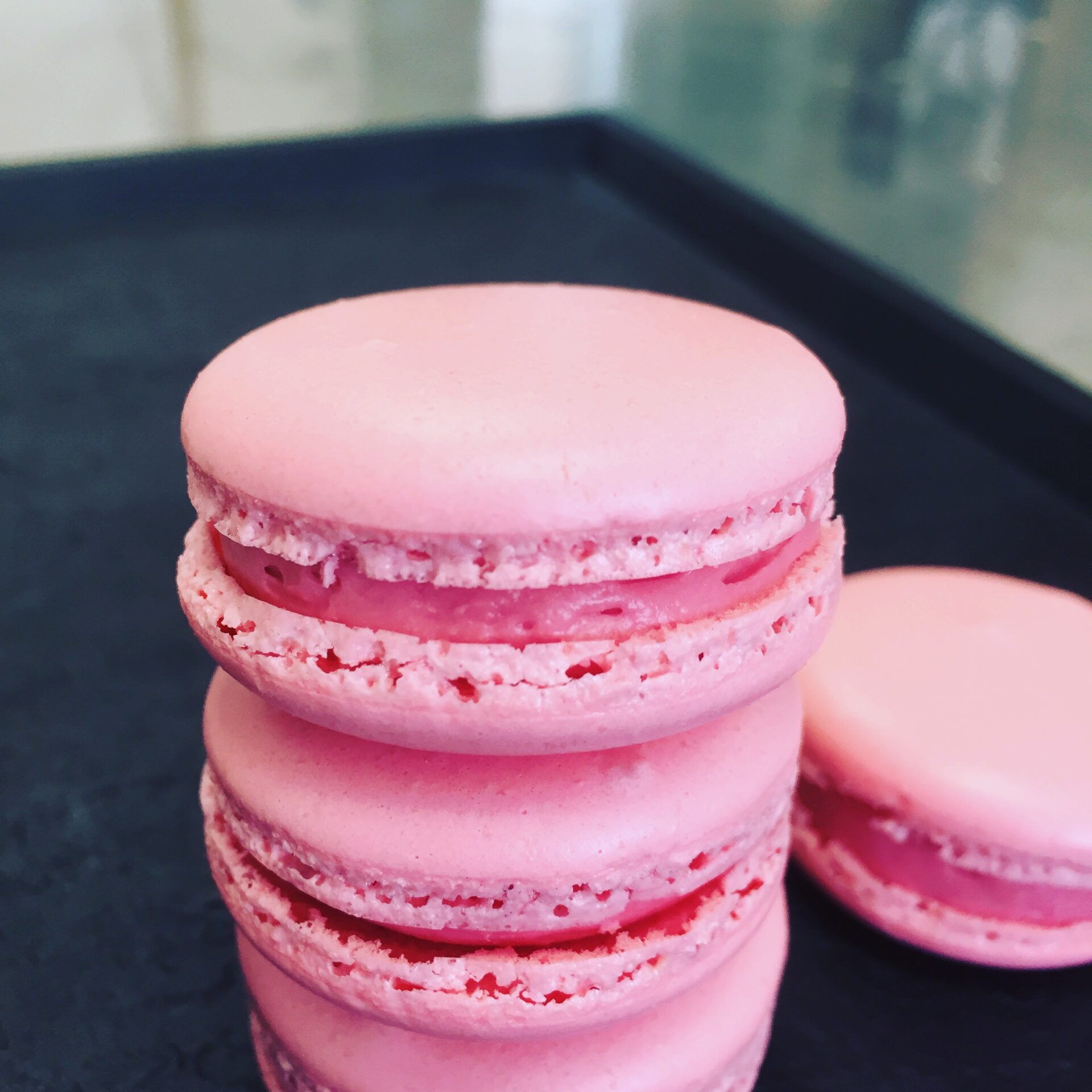 Pâtisserie - Spécial Macarons - Découvrez Villa MONIN à Bourges, un lieu unique pour une expérience sensorielle et des saveurs inédites.