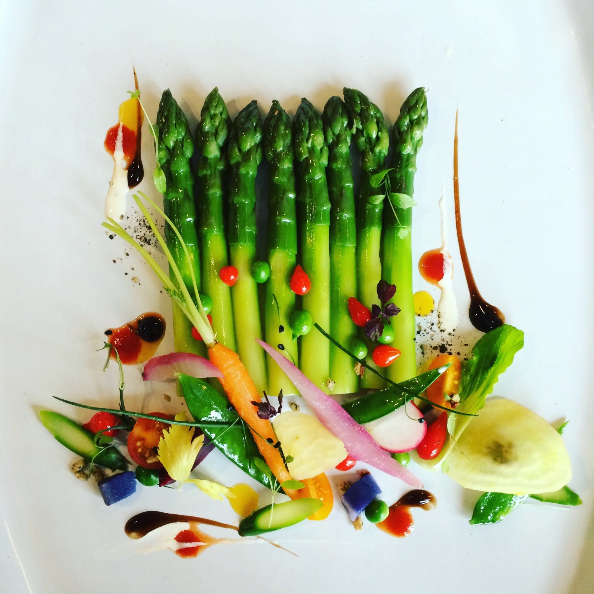 Un Plat - Asperges et dos de saumon - Découvrez Villa MONIN à Bourges, un lieu unique pour une expérience sensorielle et des saveurs inédites.