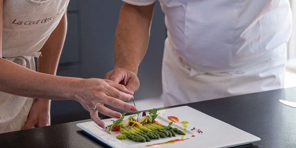 Cours Villa - Découvrez Villa MONIN à Bourges, un lieu unique pour une expérience sensorielle et des saveurs inédites.